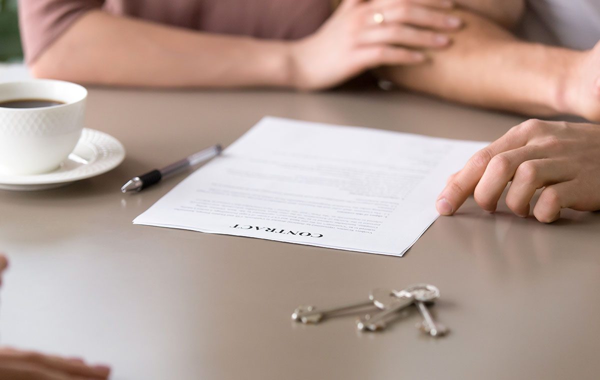 kare resimler_0000_closeup-contract-table-couple-taking-mortgage-loan