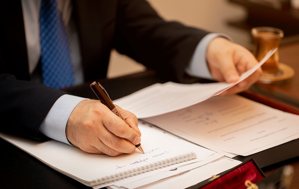 kare resimler_0007_businessman-signing-important-contract-papers
